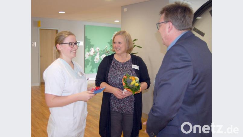 Pflegedirektorin Kerstin Wittmann (Mitte) und Kaufmännischer Direktor Hubert Graf freuen sich mit Franziska Dischner (links). Bild: Klinikum/Dietl