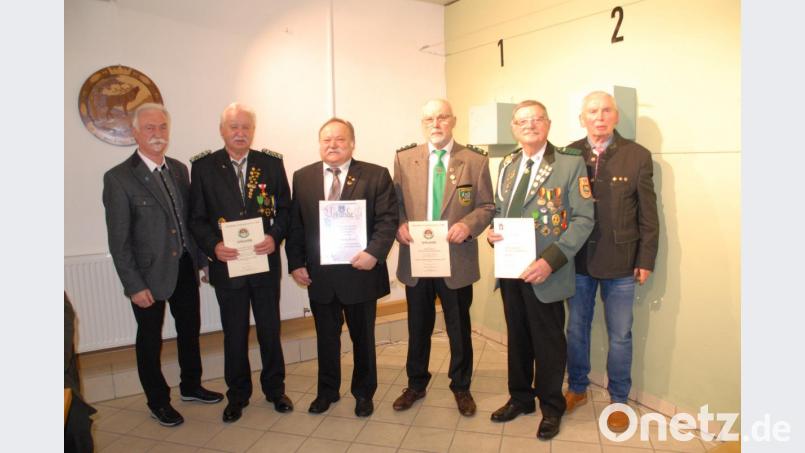 Besondere Ehrung (von links): OSB-Präsident Franz Brunner, Waldemar Pirner, das neue Gauehrenmitglied Ludwig Mayer, Stephan Brem, Anton Weigl und Gauschützenmeister Heinrich Fraunholz. Bild: pop