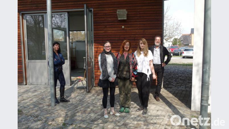 Marta Zechová aus Tschechien, Susana Alonso Legarra aus Frankreich und Valérie Boivin aus Kanada (Mitte von links nach rechts) sind die neuen Stipendiatinnen am Oberpfälzer Künstlerhaus. Andrea Lamest, Leiterin des Oberpfälzer Künstlerhauses (links) und Andreas Hottner, Vorsitzender des Fördervereins (rechts) heißen sie in Schwandorf willkommen. Bild: wsu
