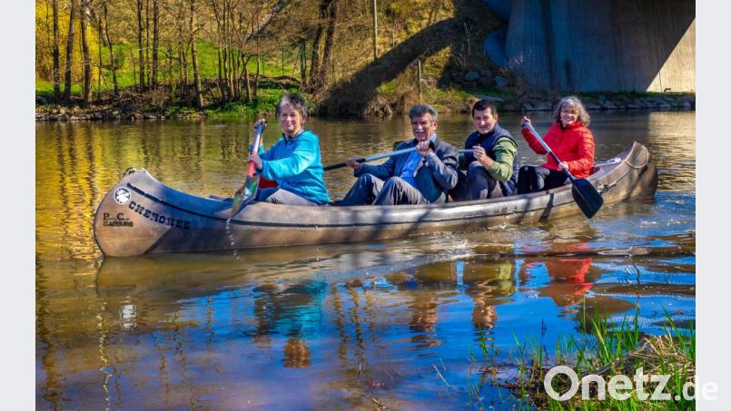 Alexandra Beier vom Tourismusbüro Nabburg, Stellvertretender Landrat Jakob Scharf, der Trausnitzer Bürgermeister Martin Schwandner und Bezirkswanderwartin Romy Reitinger (von links) paddelten auf der Naab. Bild: arr