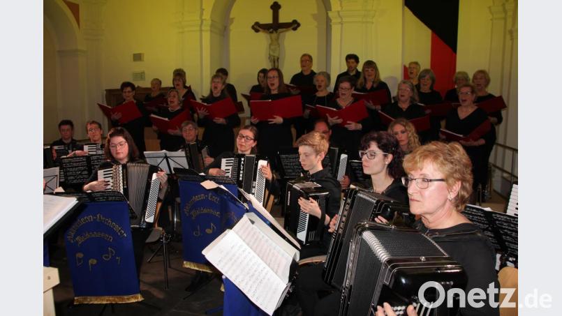 Das 1. Akkordeonorchester Waldsassen und der Chor Alt-Lietzow luden zu einen Benefizkonzert in die Klosteraula. Bild: kro