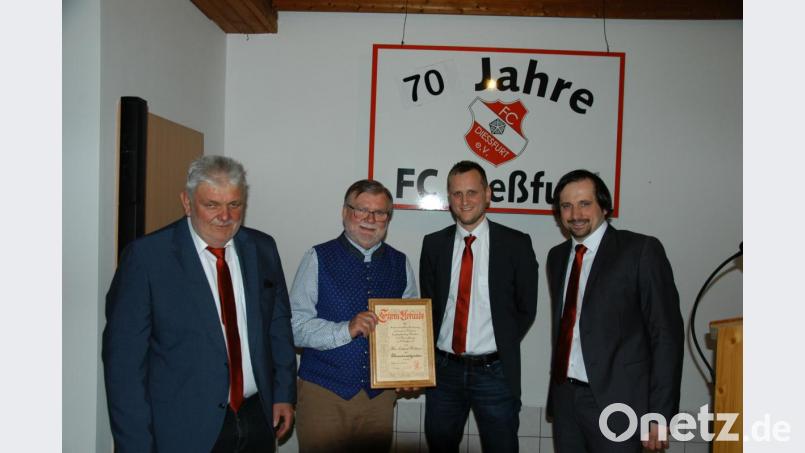Erhard Walberer (Zweiter von links) ist nun Ehrenvorsitzender des FC Dießfurt. Bild: fs
