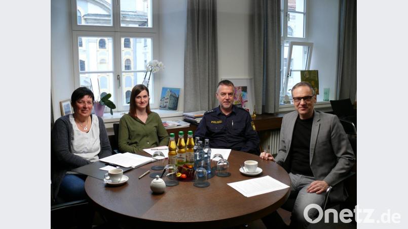 Mit Gastronomen, Anwohnern und Polizei fand im Kunsthaus ein runder Tisch hinsichtlich der Außenbewirtschaftung in der Waldsassener Innenstadt statt: Im Bild (von links) Beatrix Rustler, Andrea Ernstberger, Polizeihauptkommissar Manfred Liebl und Bürgermeister Bernd Sommer. Bild: kgg