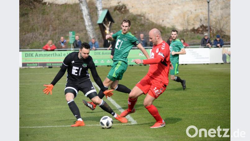 Die Ammerthaler Abwehr um Torhüter Christoph Sommerer (links) und Kapitän Mario Zitzmann (Mitte) muss sich wohl auf einen eher ungemütlichen Abend einstellen. Die Drittliga-Reserve der Würzburger Kickers II knackte am vergangenen Wochenende beim Sieg gegen Titelanwärter TSV Aubstadt die beste Defensive der Bayernliga Nord gleich dreimal. Bild: brü