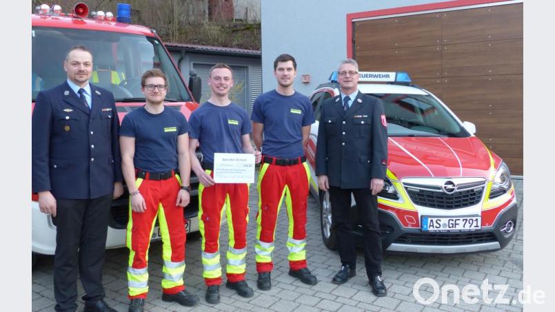 Die Feuerwehr Lintach übergibt eine Spende an die First Responder Freudenberg (von links): Kommandant Benjamin Weiß, Jugendwart Philipp Haindl, Vorstandsmitglied Johannes Winkler, First-Responder-Leiter Tobias Hirn und Vorsitzender Tobias Göbl. Bild: gto