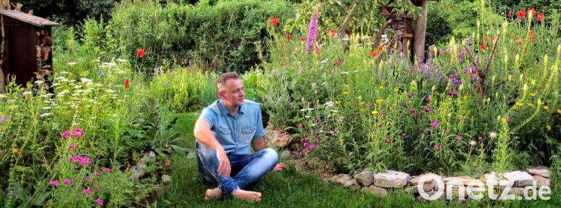 Daniel Jakumeit in seinem „Hortus Vivus“ bei Leipzig. Sein Credo: „Zollen wir der Natur Respekt und arbeiten wir mit ihr statt gegen sie!“ Bild:  Daniel Jakumeit
