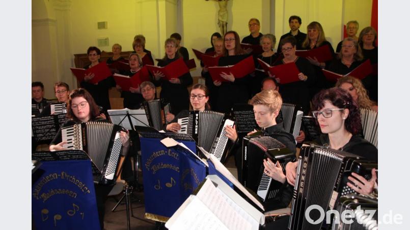 Das 1. Akkordeonorchester Waldsassen und der Chor aus Alt-Lietzow bei ihrem Auftritt in der Klosteraula. Bild: kro