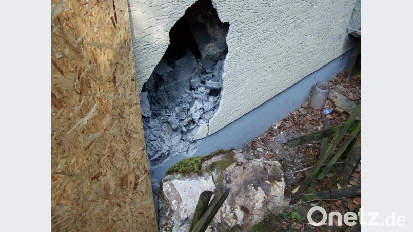 Einen Quadratmeter groß ist das Loch in der Hauswand, das der Stein durchgeschlagen hat. Bild: rrd