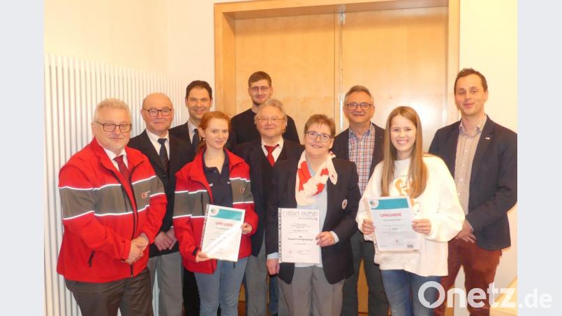 Die Geehrten des Bayerischen Roten Kreuzes Neukirchen mit Bereitschaftsleiter Leonhard Pickel (Zweiter von links), BRK-Kreisvorsitzendem Gerd Geismann (erste Reihe, Mitte), Zweitem Bürgermeister Wolfgang Rattai (Dritter von rechts) und Kreisgeschäftsführer Sebastian Schaller (rechts). Bild: rtw