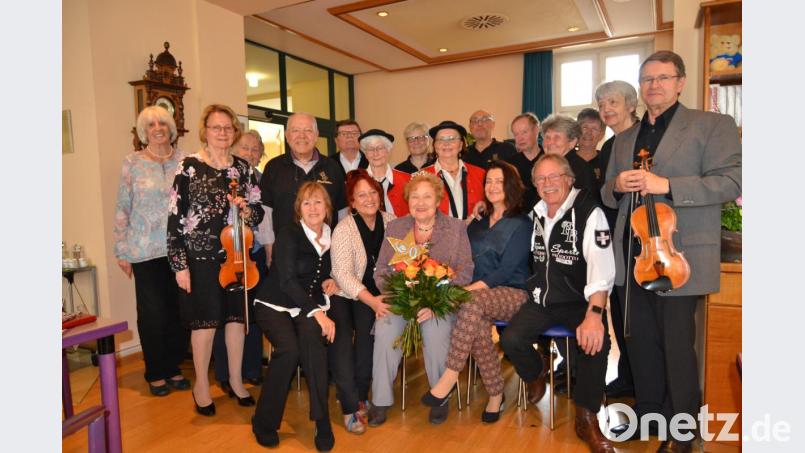 Else Kraus (vorne, Mitte) feiert mit Töchtern Ulla und Ina (links und rechts daneben) sowie Sohn Bernd (sitzend, rechts) und vielen weiteren Gästen. Bild: hcz