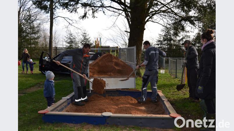 Reges Treiben herrschte beim Gartentag der Kindertagestätte St. Anna. Engagierte Mütter und Väter des Elternbeirats, freiwillige Eltern und das Personal brachten den Garten für den Nachwuchs auf Vordermann. Mit neuem Sand wurde zum Beispiel der Sandkasten der Kinderkrippe gefüllt. Bild: gi