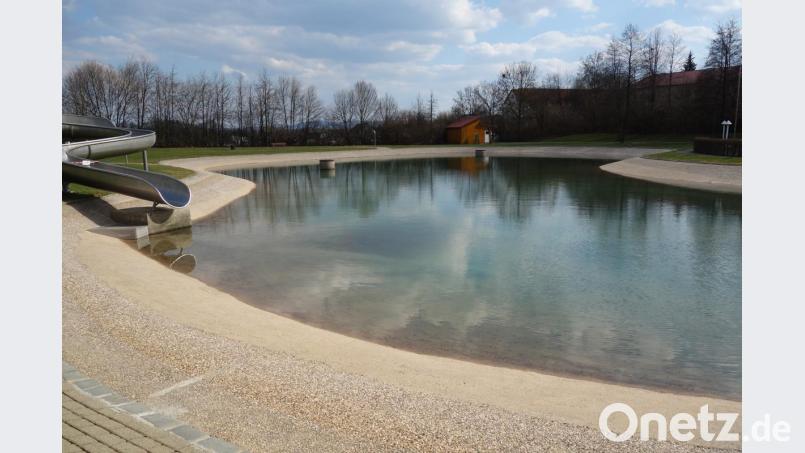 Eine Überlaufrinne zwischen der Rutsche (links) bis hinüber zum Biergarten (rechts) soll die Verteilung von Chlor im Naturbadesee der Freizeitanlage &quot;Bäckeröd&quot; beschleunigen. Bild: fjo