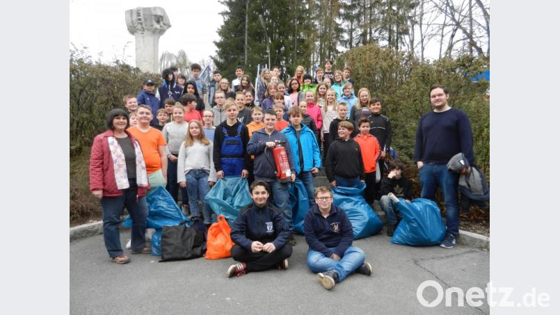 Die Kinder sind stolz, dass sie so viel Müll gesammelt haben. Bild: nn