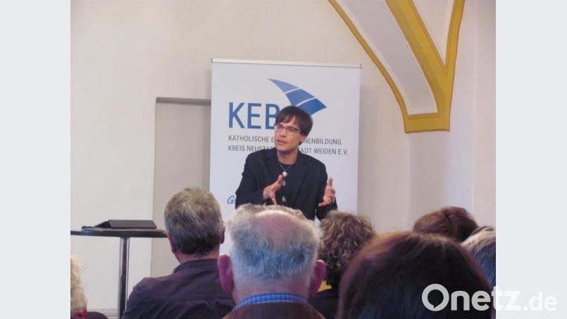 Adrian Roßner referiert in Speinshart bei der KEB zum Thema „Wie Leben gelingt 2.0“ über die vielen Gesichter der Heimat. Bild: rbr