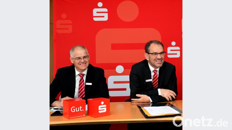 Gute Laune bei den Vorständen Alexander Düssil (links) und Dieter Meier. Die Sparkassen-Zahlen für 2018 haben die Erwartungen übertroffen. Bild: Petra Hartl