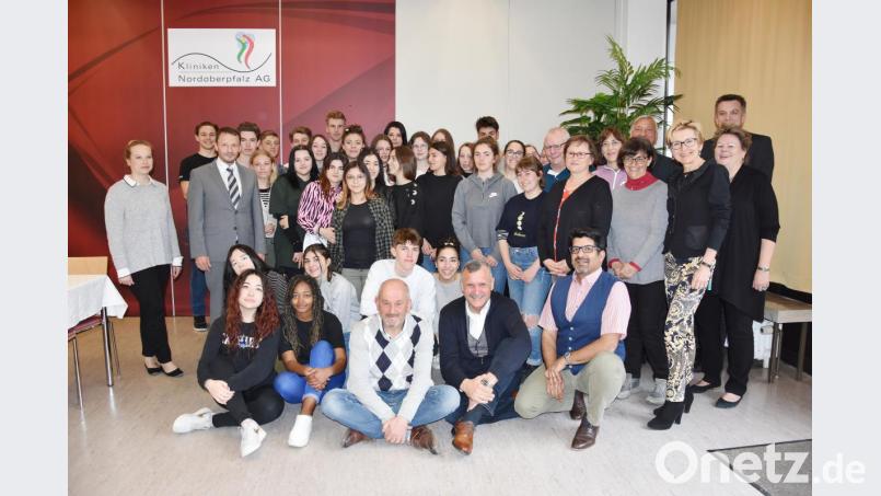Vorfreude auf gemeinsame Erinnerungen: 16 italienische und 16 deutsche Schüler der 11. Klassen der FOS/BOS und ihre Betreuer werden in der Kantine des Klinikums von Vertretern der Stadt und des Städtepartnerschaftsvereins empfangen. Bild: pmen
