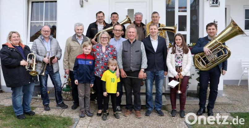 Die Stadtkapelle überbringt ihrem Ehrendirigenten Josef Faltenbacher (erste Reihe, Vierter von rechts) einen musikalischen Gruß zum 80. Geburtstag. Mit auf dem Bild: Faltenbachers Tochter Tanja (Fünfte von links) mit Ehemann Jürgen (Fünfter von rechts) und den Kindern Simon und Kilian (Vierter und Sechster von links) sowie das Leiterduo der Stadtkapelle mit German Martetschläger (Zweiter von links) und Robert Faltenbacher (rechts). Bild: njn