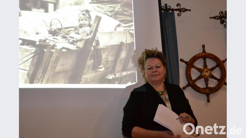 Petra Vorsatz zeigt ein Bild eines Fuhrwerks mit Flüchtlingskindern. Bild: hcz