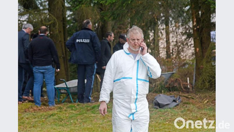 Karl-Heinz Grundler, Chef der Spurensicherung, am Montag nach dem Fund der Knochenteile. Im Hintergrund sehen sich stellvertretender Kripoleiter Thomas Gallei (links) und Oberstaatsanwalt Bernhard Voit (Mitte) den Fundort an. Bild: Gabi Schönberger