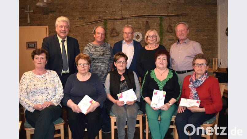 Glückliche Gewinner mit (sitzend, von links) Wilhelmine Brauner, Gisela Schaller, Heidi Stahl, Brigitte Schülein und Irmgard Bergler.
Hinten, von links: Bürgermeister Günter Stich, Peter Späth, Siedler-Vorsitzender Josef Barth, OGV-Vorsitzende Rita Rosner und Erich Schieder. Bild: omu