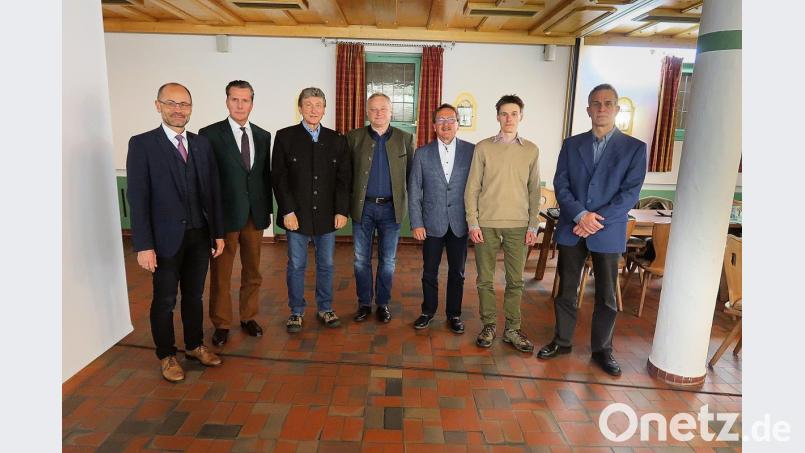Der langjährige Forstbetriebsleiter Gerhard Schneider (Dritter von links) hat für den Naturpark Steinwald viel geleistet und zahlreiche Maßnahmen unterstützt. Bei der Jahreshauptversammlung dankten (von links) stellvertretender Landrat Alfred Scheidler, Naturpark-Vorsitzender Eberhard Freiherr von Gemmingen-Hornberg sowie der Vorsitzende der Steinwald-Allianz Hans Donko (Dritter von rechts) und der Leiter der Koordinierungsstelle für die 19 bayerischen Naturparke, Arjen de Wit (Zweiter von rechts). Forstdirektor Dirk Lüder (rechts) und Forstbetriebsleiter Norbert Zintl (Mitte) wünschten sie viel Erfolg. Bild: bsc