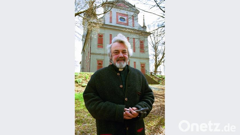 Der 2007 verstorbene Pfarrer Konrad Schießl setzte sich intensiv mit dem Brauchtum auseinander. Archivbild: Ingrid Popp