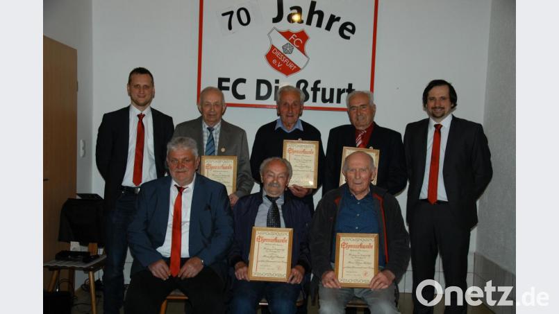 Besondere Ehre wird den Gründungsmitgliedern Josef Holzer, Josef Kellner, Xaver Kellner, Max Lorenz, Hans Römisch und Josef Römisch zuteil. Sie erhalten die goldene Ehrennadel mit Lorbeerkranz für 70 Jahre Zugehörigkeit. Bild: fs