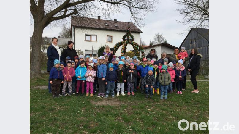 Nach getaner Arbeit stellten sich die Kinder mit den Helferinnen um Ingrid Köstler und Monika Hein (hinten, Dritte und Vierte von links) vom Obst- und Gartenbauverein Groschlattengrün zu einem Erinnerungsfoto vor der bunten Osterkrone auf. Bild: fppö