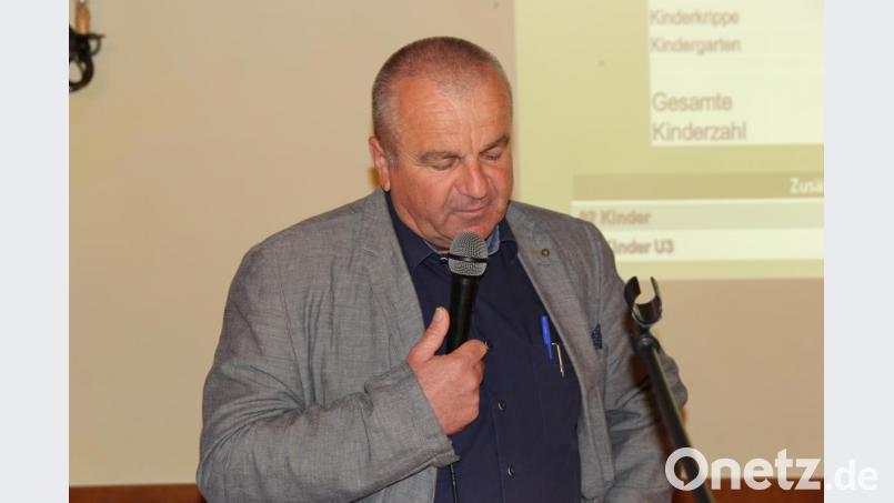 Josef Deichl informierte bei der Bürgerversammlung, dass am Autobahnanschluss zur A 6 zehn Jahre „die Grundstücke dort fast brachlagen, doch jetzt ist eine enorme Bewegung hineingekommen“. Bild: ral