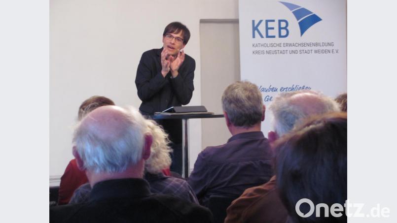 Adrian Roßner referiert in Speinshart bei der KEB zum Thema „Wie Leben gelingt 2.0“ über die vielen Gesichter der Heimat. Bild: rbr