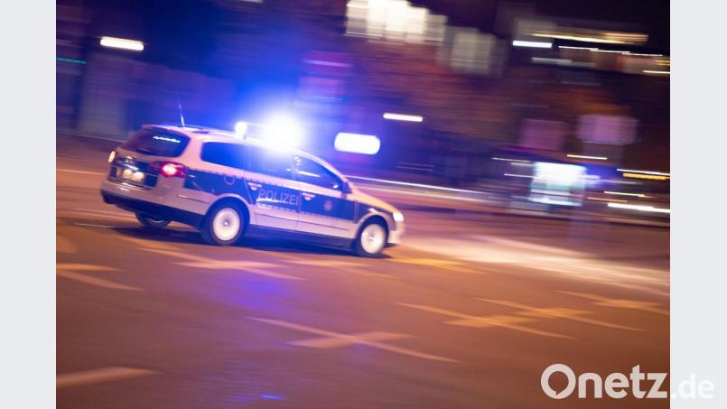 Ein Polizeiauto fährt unter Einsatz von Blaulicht und Sirene eine Straße entlang. Foto: Lino Mirgeler/Archiv Bild: Lino Mirgeler