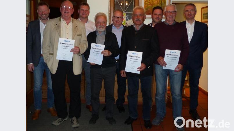 Langjährige Mitglieder werden geehrt (von links): Bürgermeister Alwin Märkl, Rudolf Kinzler, Vorsitzender Peter Göbl, Walter Jokiel, Werner Fruth, Hans Schwarz, Stefan Beyerlein, Alfred Zimmermann und Harald Schwartz. Bild: gto