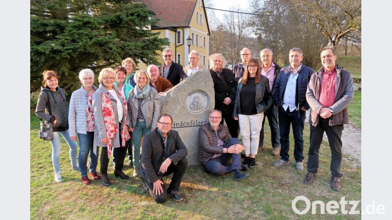 Ausgiebig feierte der Einschulungsjahrgang 1965 der Friedenfelser Grundschule sein erstes Klassentreffen. Die weiteste Anreise hatte Christine Hehn-Eisenberger aus Koblenz (Dritte von links). Bild: bsc