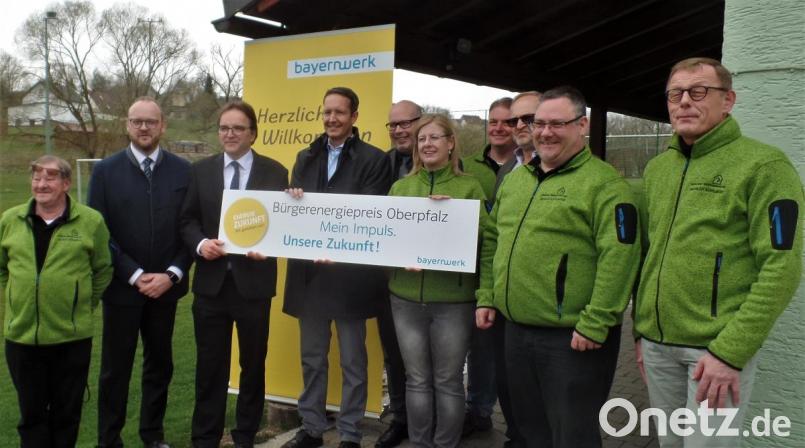 Mit 10.000 Euro prämiert das Bayernwerk die drei besten Ideen beim Wettbewerb um den Bürgerenergiepreis. Der Startschuss der Aktion erfolgte beim Vorjahressieger, der Siedlervereinigung Kohlberg-Röthenbach. Von links: zweiter Siedlerchef Lothar Amann, Landrat Andreas Meier, Regierungsvizepräsident Christoph Reichert, Ingo Schroers, Mitglied des Bayernwerks, Jurymitglied Matthias Rösch vom Energietechnischen Zentrum Nordoberpfalz, Siedlervorsitzende Alexandra Kurz, Vorstandsmitglied Christian Hengl, Bürgermeister Rudolf Götz sowie Stefan Kurz und Stefan Gebhardt, die Hauptinitiatoren des Elektromobilitätstages 2018. Bild: jml