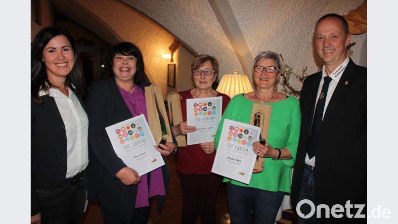 Seit 50 Jahren sind drei Mitglieder dem TV Waldsassen treu verbunden. Unser Bild zeigt (von links) Sportkoordinatorin Johanna Neumann, Silvia Stark, Hannelore Fischer, Birgitta Mark und stellvertretender Vorsitzender Werner Rustler. Bild: kro
