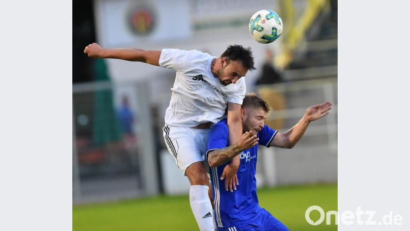 Dominik Huber (links) köpfte zu Saisonbeginn noch für die SpVgg SV Weiden den Ball aus der Gefahrenzone. Mittlerweile ist der Verteidiger beim TSV Bad Abbach gelandet, auf den die Weidener im Freitag-Heimspiel treffen. Bild: A. Schwarzmeier