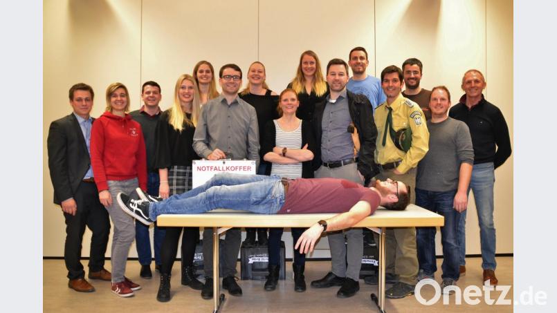 Die Theatergruppe der Landjugend Stulln probt fleißíg. Das Bild zeigt (von links): Jakob Stuiber, Anna Pröls, Lukas Wabro (Technik), Agathe Obermeier, Bettina Luber (Souffleuse), Markus Kiener, Stefanie Zenger, Lisa Fenchl, Christina Wirkner, Stephan Schatz, Daniel Markgraf, Johann Vetter, Thomas Koller (Bühnenbau), Christoph Bierner und Hans Prüfling (Regisseur) Bild: ohr
