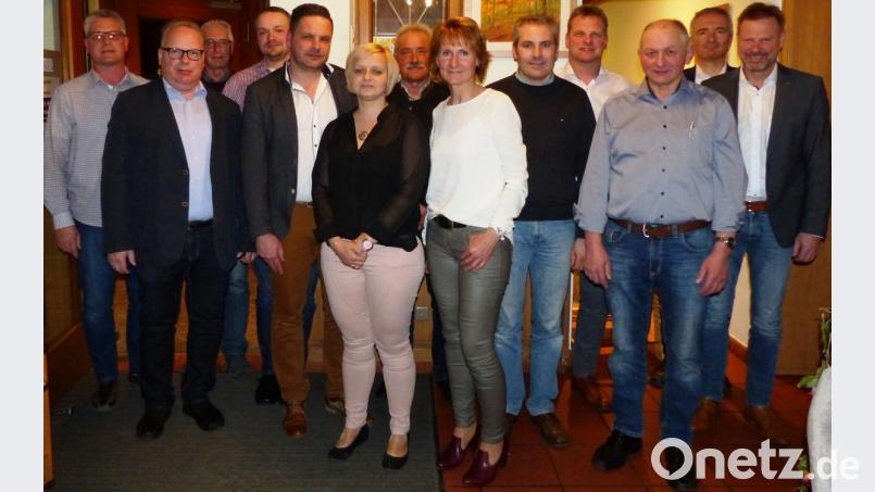 Der CSU-Ortsverband Lintach-Pursruck wählt einen neuen Vorstand (von links): Tobias Göbl, Werner Fruth Benjamin Weiß, Stefan Beyerlein, Ramona Beyerlein, Hans Schwarz, Mandy Göbl, Michael Schneider, Vorsitzender Peter Göbl, Zweiter Bürgermeister Franz Weiß, Kreisvorsitzender Harald Schwartz und Bürgermeister Alwin Märkl. Bild: gto