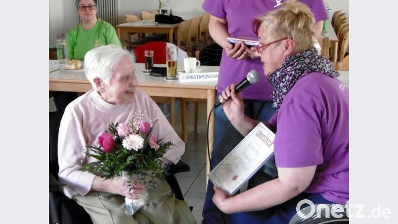 Eine besondere Ehrung gab es bei der Jahresversammlung der Selbsthilfegruppe für Maria Werfl, die kürzlich 95. Geburtstag feierte und die Gemeinschaft einst als Gründungsmitglied mit ins Leben rief. Bild: exb