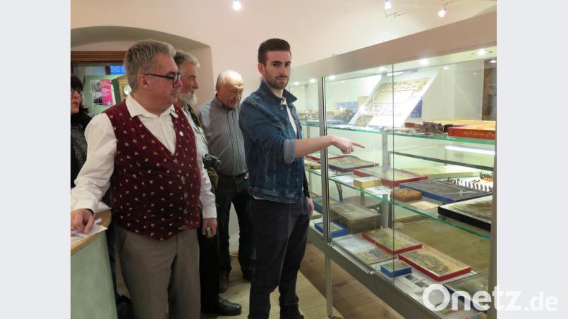 Nicht nur Museumsleiter Anton Heindl, HAK Ehrenvorsitzender Hans Rösch und HAK Vorsitzender Robert Schön (von links) waren sehr beeindruckt von der Privatsammlung von Tobias Damberger (rechts). Bild: jzk