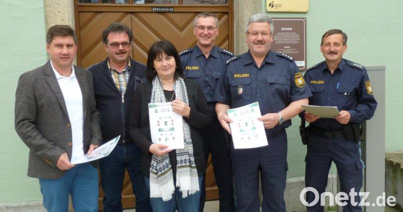 Erster Polizeihauptkommissar Robert Feuerer (Zweiter von rechts) und die beiden Polizeihauptkommissare Georg Pfannenstein und Karl-Heinz Senft (rechts) informierten die Bürgermeister Gerald Reiter (von links), Manfred Dirscherl und Birgit Höcherl über die Kriminalstatistik 2018. Bild: Portner