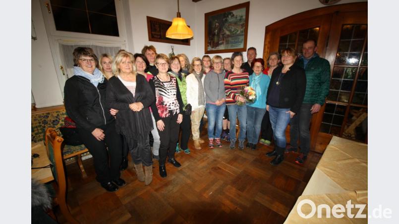36 Yogaschüler lernten von Ilka Götz (mit Blumenstrauß), wie man nach traditionell-indischer Art meditiert. Nun verabschieden sie gemeinsam mit VHS-Geschäftsführerin Angelika Denk (Zweite von rechts) ihre Lehrerin in den Ruhestand. Bild: bjp