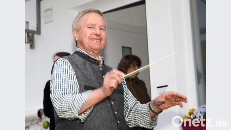 Beim Geburtstagsständchen dirigierte Josef Faltenbacher den Laridah-Marsch gekonnt selbst. Bild: njn