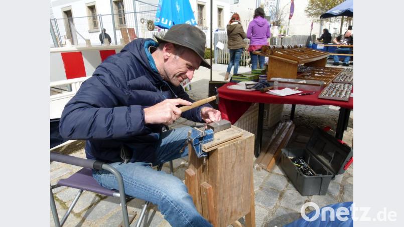 Es rührt sich was rund ums Doktor-Eisenbarth- und Stadtmuseum, als die neue Saison eröffnet wird. Beim Kunsthandwerkermarkt bearbeitet dieser Goldschmied einen Schmuckgegenstand. Bild: bgl