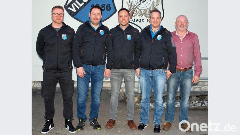 Der geschäftsführende Vorstand des SV Vilshofen mit Schriftführer Christian Grabinger, stellvertretendem Vorsitzender Stefan Eigelsperger, Vorsitzendem Timmy Grunewald und Kassenwart Roland Schön (von links). 3. Bürgermeister Gerhard Schnabel (rechts) gratulierte. Bild: sön