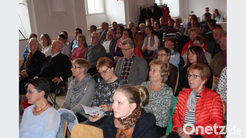 Die Klosteraula war gut gefüllt. Das Publikum belohnte die Musiker und Sänger mit viel Applaus. Bild: kro