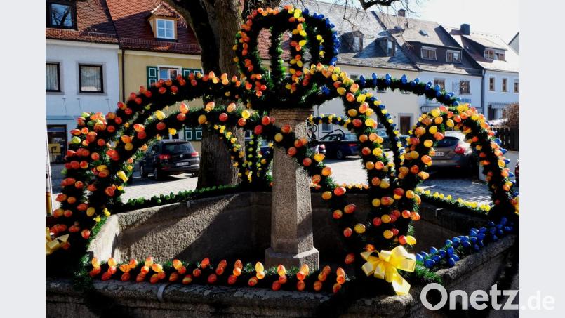Ein Blickfang im Frühling: Der Osterbrunnen auf dem Luitpoldplatz. Bild: le