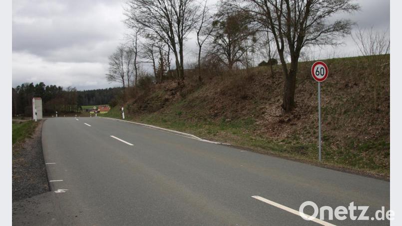 Die Grundstückseinmündung, wenige Meter hinter dem Hügel, lässt sich kaum erahnen. Es handelt sich hier um einen Gefahrenherd, mahnten Gütterner Bürger und forderten eine deutliche Geschwindigkeitsbeschränkung auf Tempo 60, die nun vollzogen wurde. Bild: wro