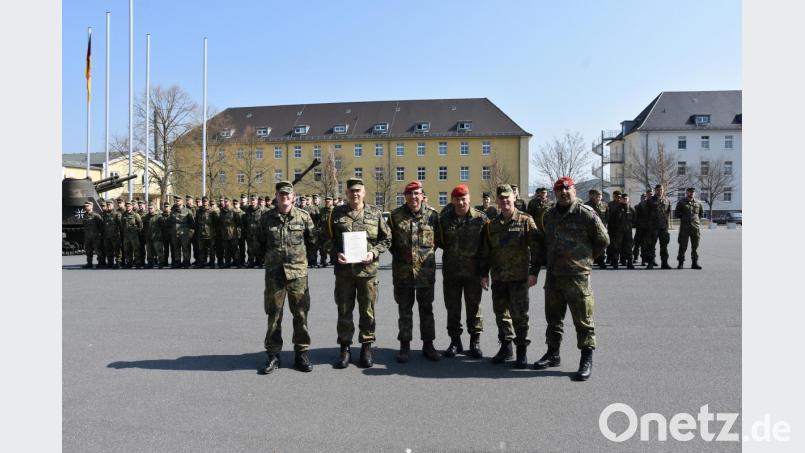 Oberstabsfeldwebel Hecht (Zweiter von links) bekommt seine Auszeichnung vor der angetretenen dritten Batterie des Artilleriebataillons 131. Bild: exb/Rick Schnell