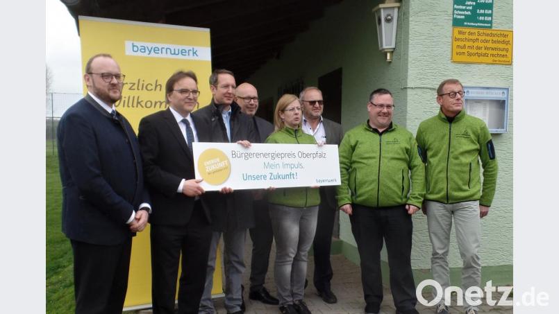 Gemeinsam starten Landrat Andreas Meier, Regierungsvizepräsident Christoph Reichert, Ingo Schroers, Mitglied des Bayernwerks, Jurymitglied Matthias Rösch vom Energietechnischen Zentrum Nordoberpfalz, Alexandra Kurz, Vorsitzende der Siedlergemeinschaft, Bürgermeister Rudolf Götz sowie Stefan Kurz und Stefan Gebhardt, Hauptinitiatoren des Elektromobilitätstages 2018 (von links)., in Kohlberg das Rennen um den Bürgerenergiepreis 2019. Bild: jml